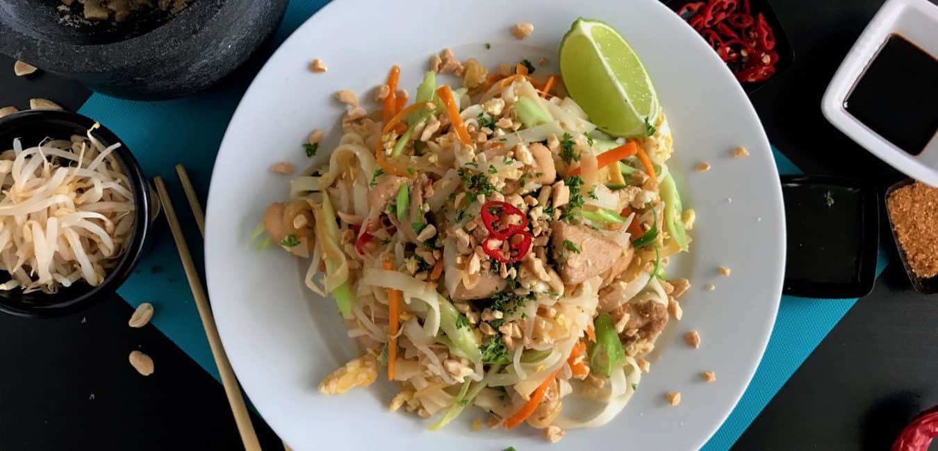 Smažené Thajské Nudle Pad Thai S Kuřecím Masem - FreshBites.