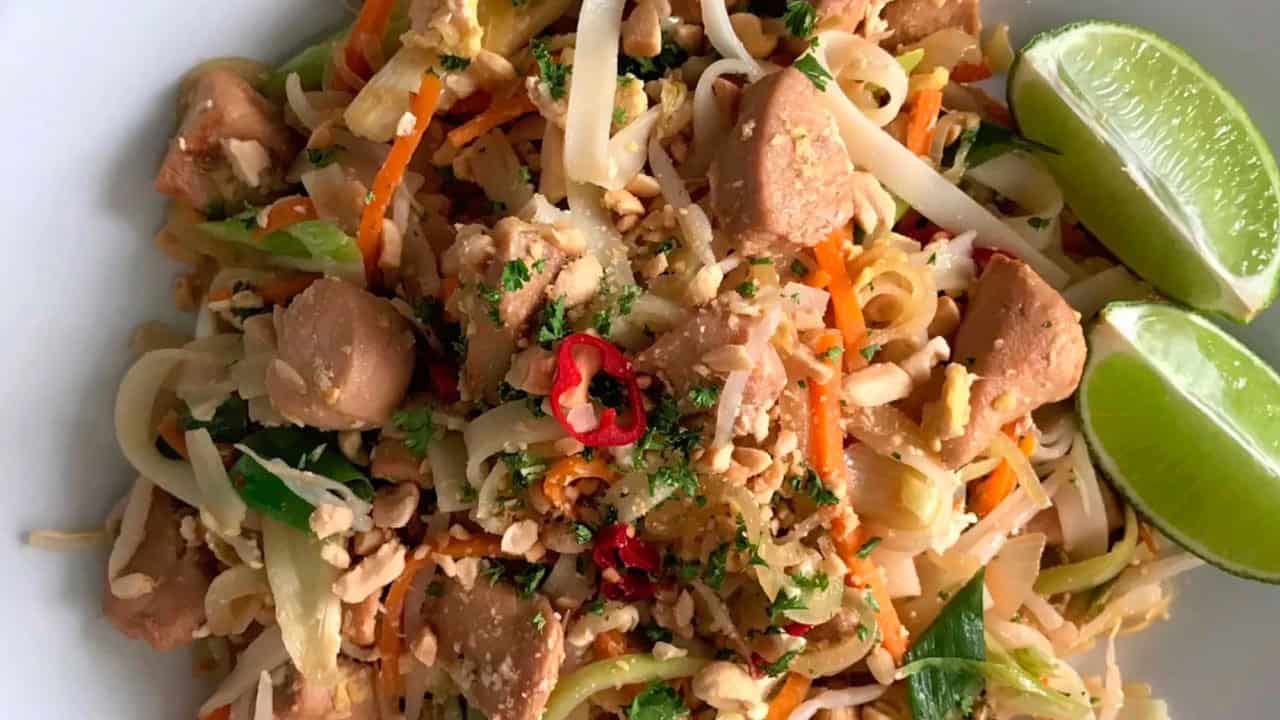 Smažené Thajské Nudle Pad Thai S Kuřecím Masem - FreshBites.